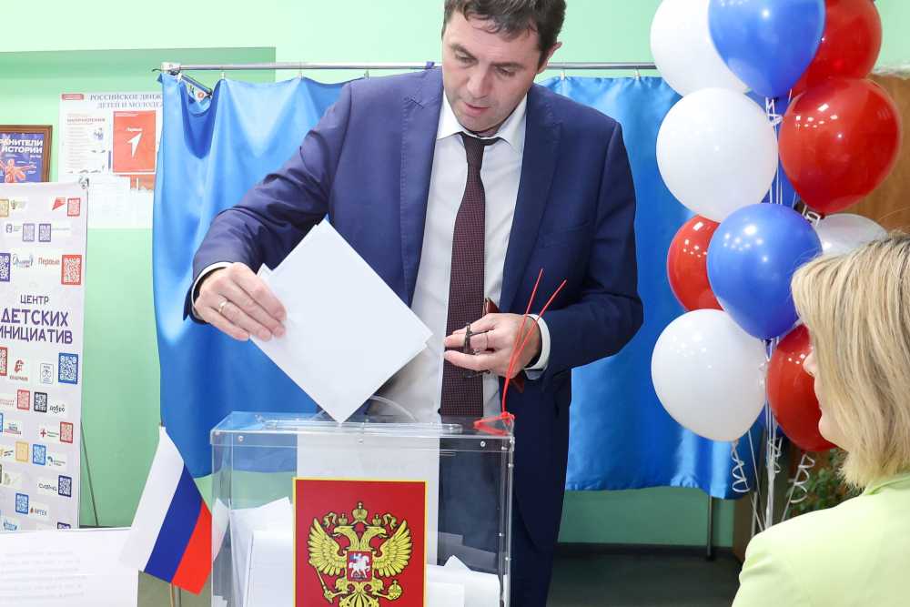 Мэр Воронежа Сергей Петрин сходил на избирательный участок
