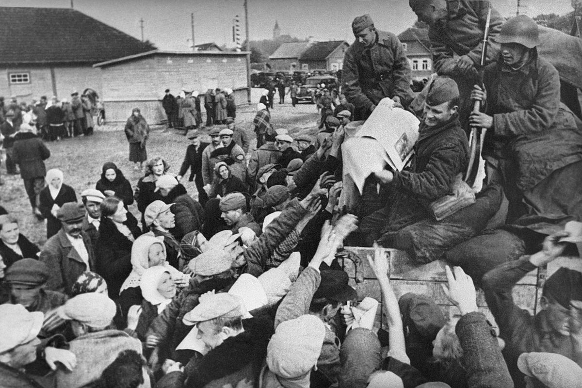 Первый день вступления советских войск в Западную Белоруссию, бойцы раздают газету "Правда" населению. 1939 год.