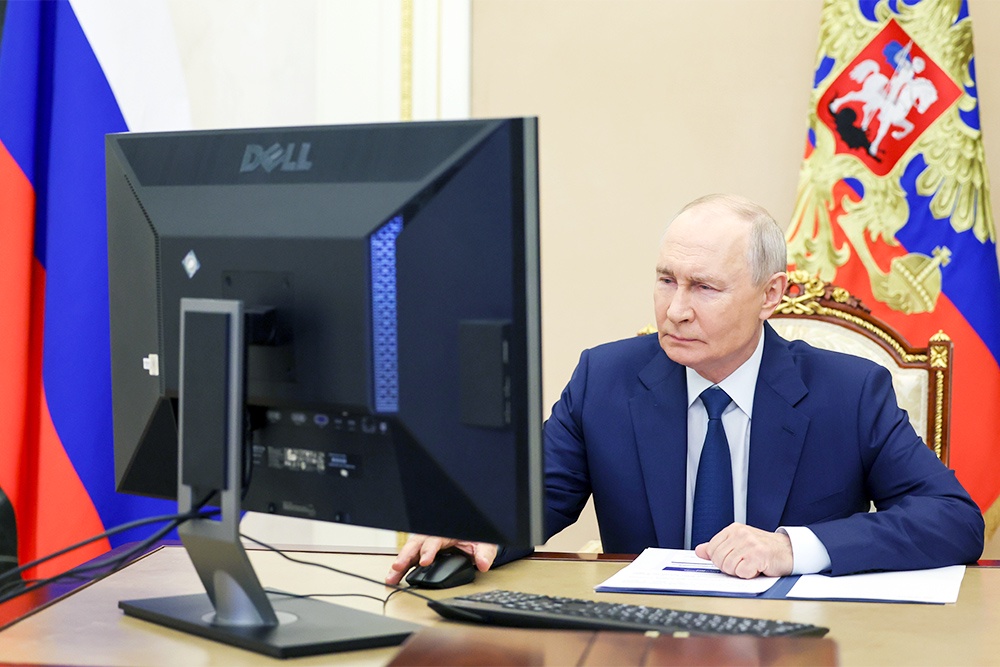Владимир Путин во время дистанционного голосования на выборах депутатов Государственной Думы РФ девятого созыва. Владимир Путин во время дистанционного голосования на выборах депутатов Государственной Думы РФ девятого созыва.