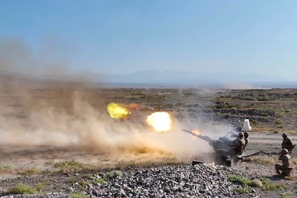 Военные отрабатывают стрельбу по целям.