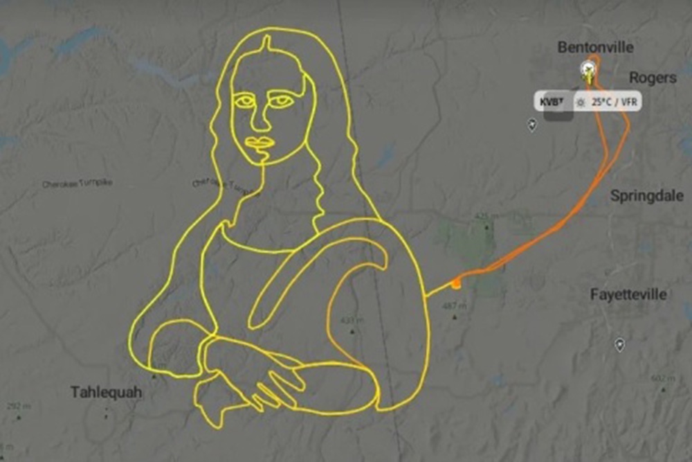 Пилот на самолете Cessna R182 Skylane RG нарисовал в небе портрет Моны Лизы Пилот на самолете Cessna R182 Skylane RG нарисовал в небе портрет Моны Лизы