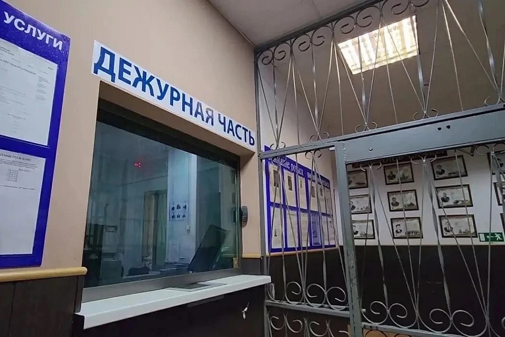 Полицейские ищут мужчину устанавливают личность и возможное местонахождение мужчины, который ударил ребенка на детской площадке Полицейские ищут мужчину устанавливают личность и возможное местонахождение мужчины, который ударил ребенка на детской площадке