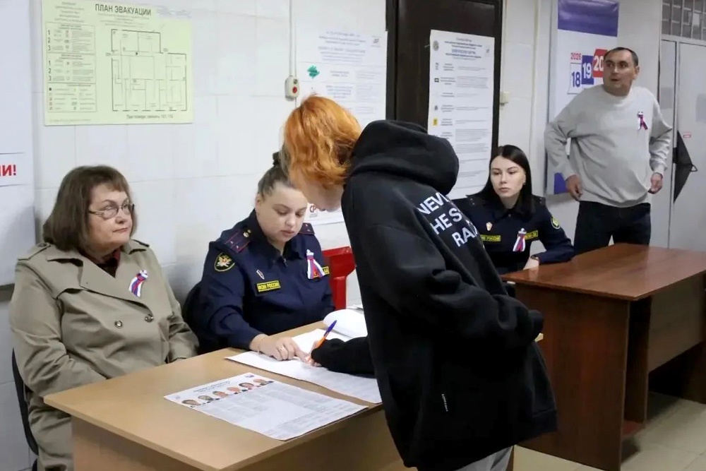 Жители Тывы голосуют на выборах главы региона на спецучастке № 505 в Сосновоборске Красноярского края. 18 сентября 2026 года. Жители Тывы голосуют на выборах главы региона на спецучастке № 505 в Сосновоборске Красноярского края. 18 сентября 2026 года.