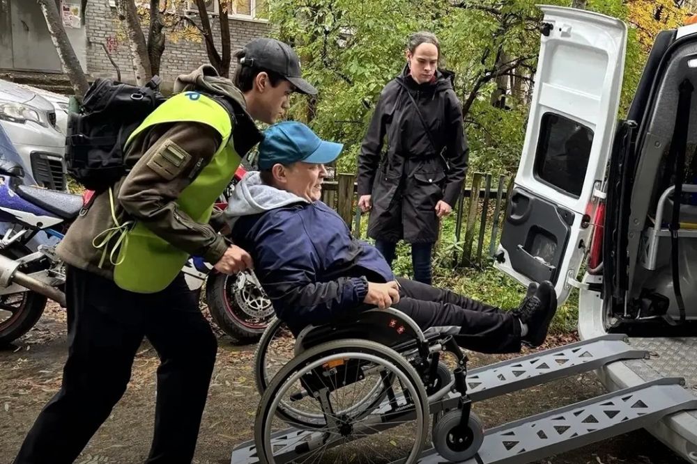 Благодаря волонтерам Андрей Хабаров впервые смог добраться до избирательного участка. 