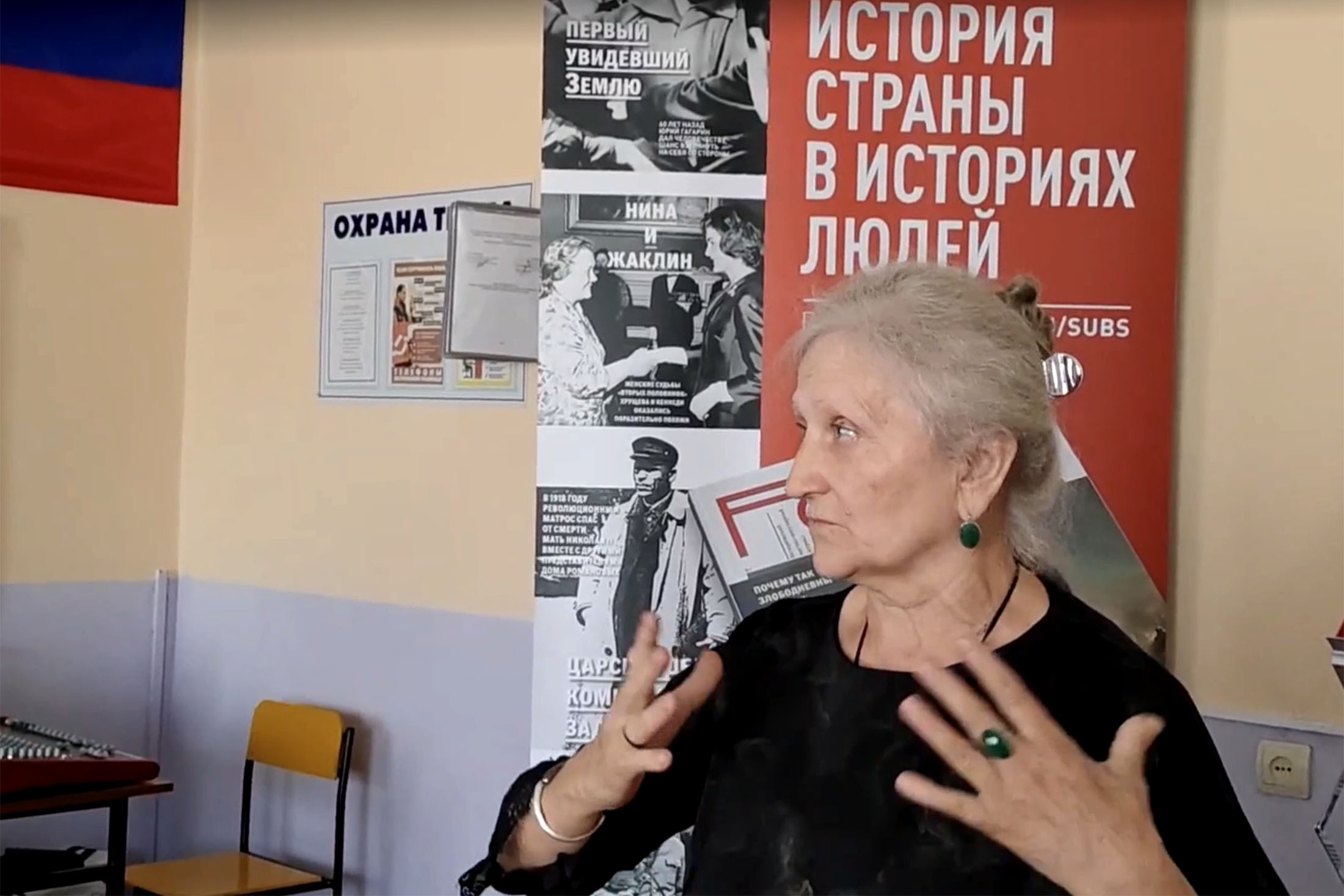 В конце встречи слово взяла Любовь Шулутова, пожилая женщина, чей взгляд напоминал лик с иконы. Черное, будто траурное, платье. В глазах - соль, голос дрожит: так воодушевилась забытой русской музыкой времен Екатерины Великой, что играл Андрей Решетин. 