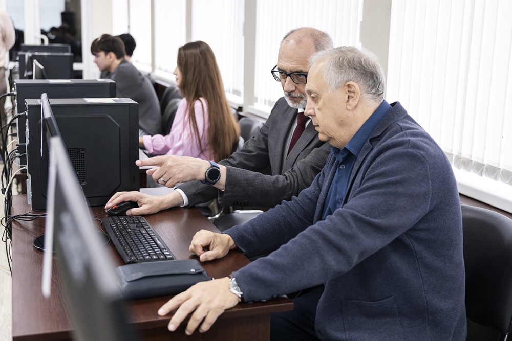 Наблюдатели следят за избирательными участками в прямом эфире. Наблюдатели следят за избирательными участками в прямом эфире.