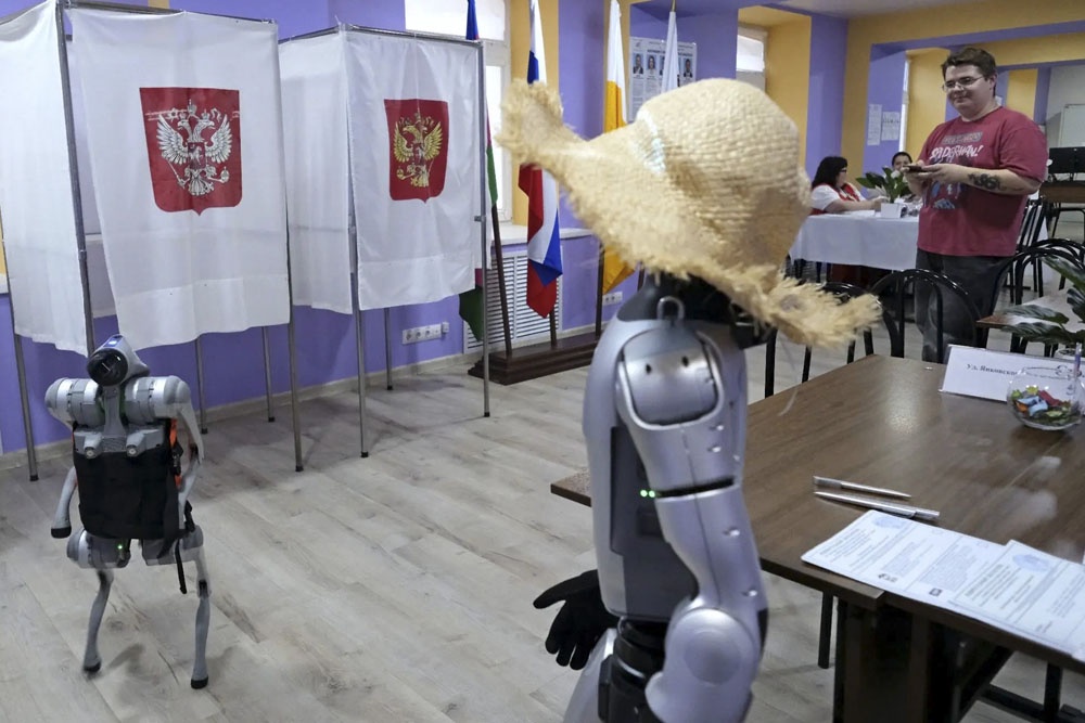 Созданный студентами робот и его друг по кличке Пайщик удивляют краснодарцев на избирательных участках города