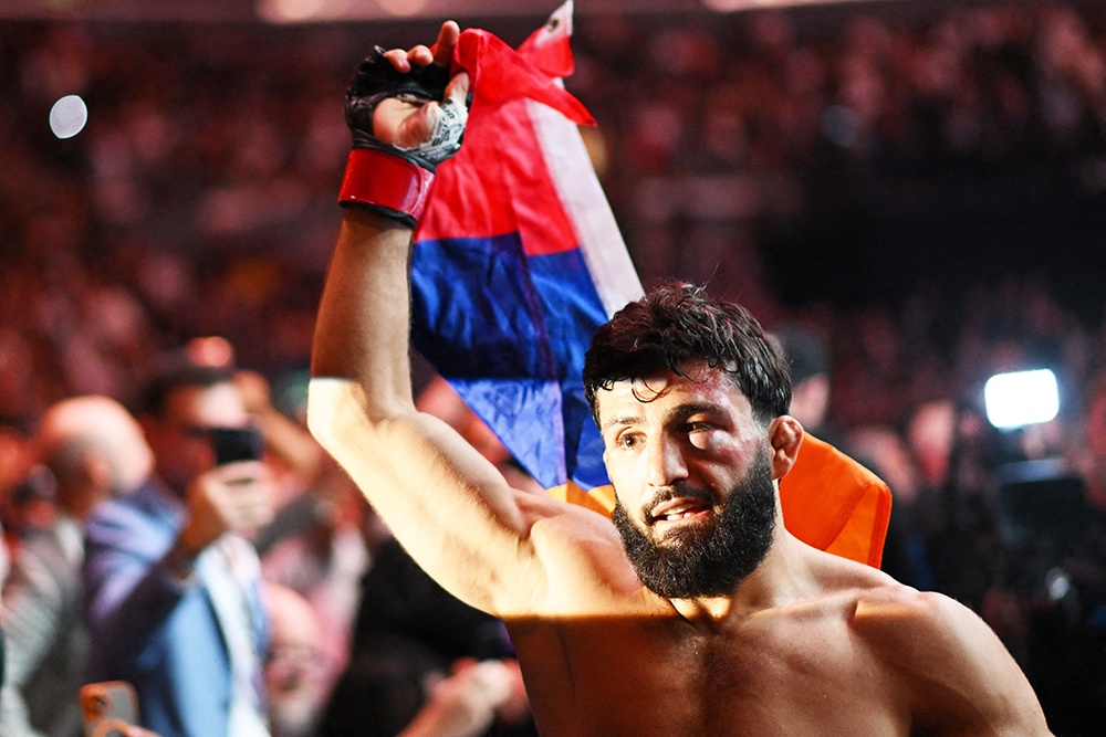 Арман Царукян одержал победу на турнире UFC. Арман Царукян одержал победу на турнире UFC.