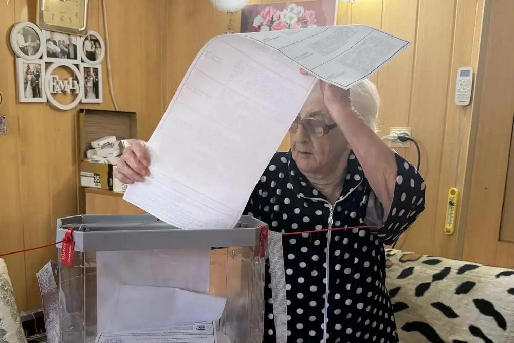 100-летняя жительница Симферополя Нина Семеновна Попруженко отдала свой голос на выборах депутатов Государственной  Думы РФ.