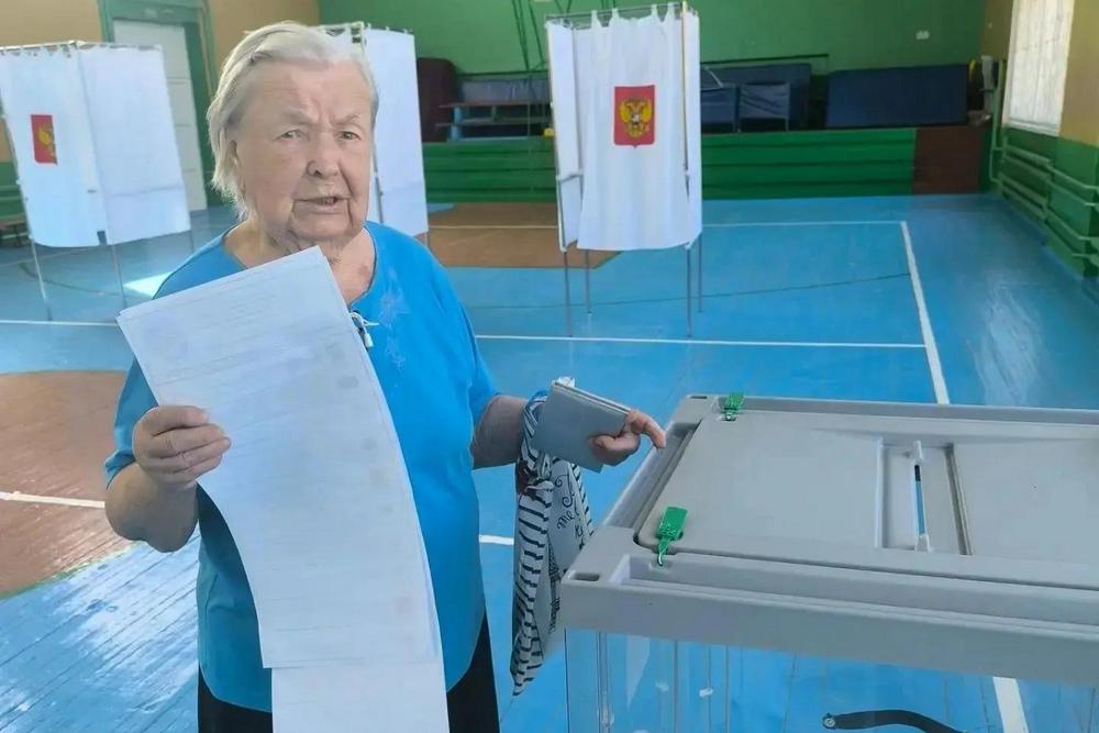 99-летняя крымчанка Любовь Никитовна Гацуц  пришла проголосовать на выборах в Красноперекопске.