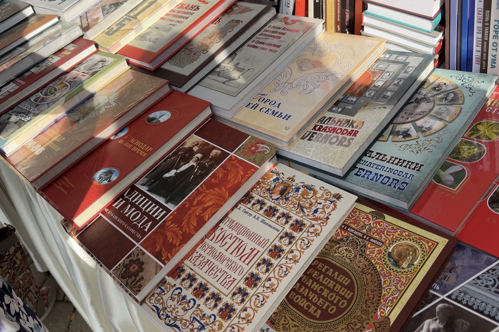 Книжный фестиваль Кубани вышел на межрегиональный уровень - в нем участвовали библиотеки и издательства из Адыгеи, Ростова-на-Дону, Ставрополья и Москвы Книжный фестиваль Кубани вышел на межрегиональный уровень - в нем участвовали библиотеки и издательства из Адыгеи, Ростова-на-Дону, Ставрополья и Москвы