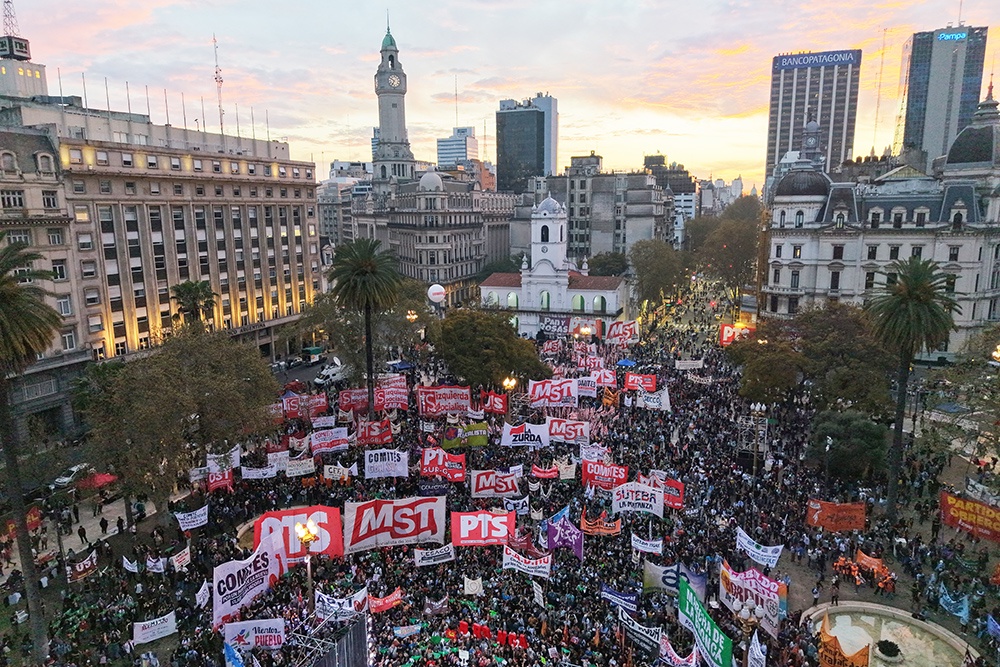 Участники масштабной акции протеста собрались в центре города. 