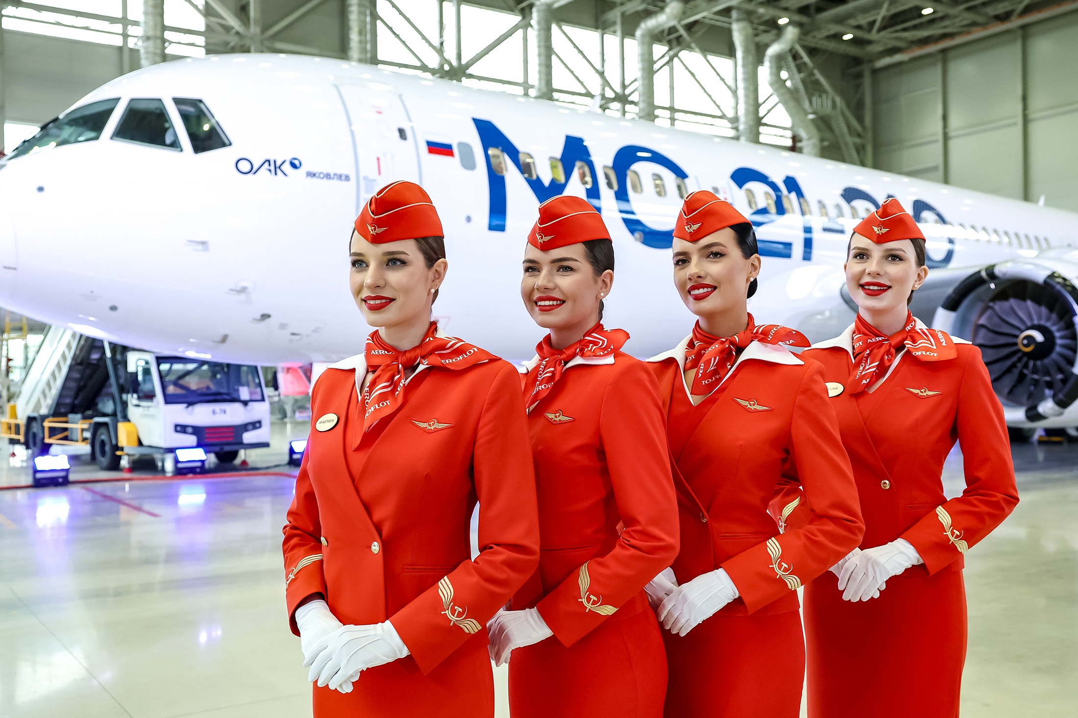 Подписание договора на поставку самолетов МС-21-310 между ПАО "Яковлев" (входит в "Ростех") и "Аэрофлотом" состоялось в Шереметьево. Участников церемонии приветствовали стюардессы.