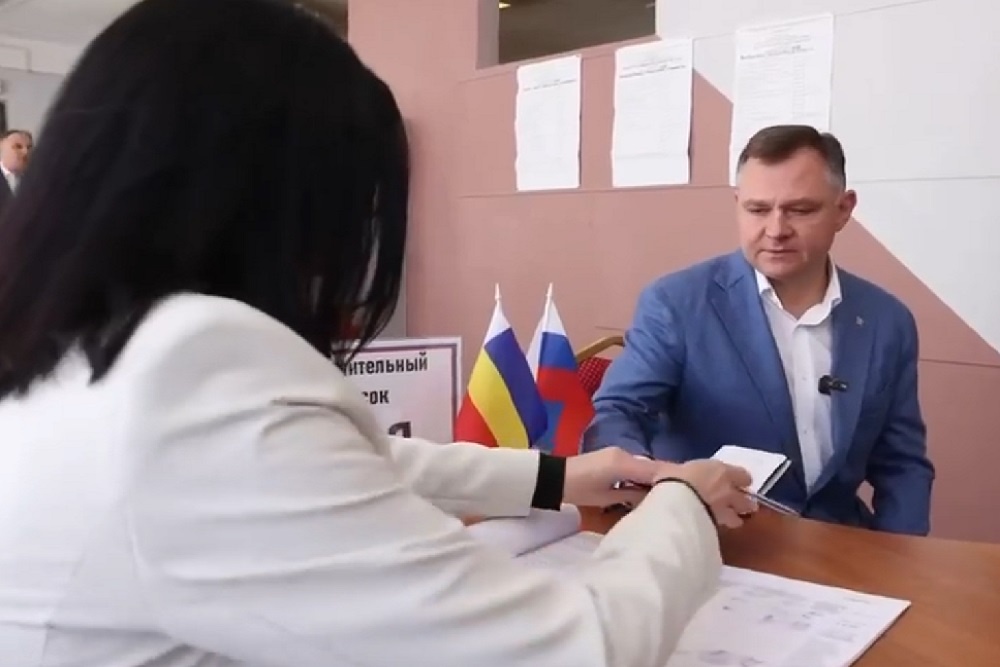 Губернатор Ростовской области на избирательном участке