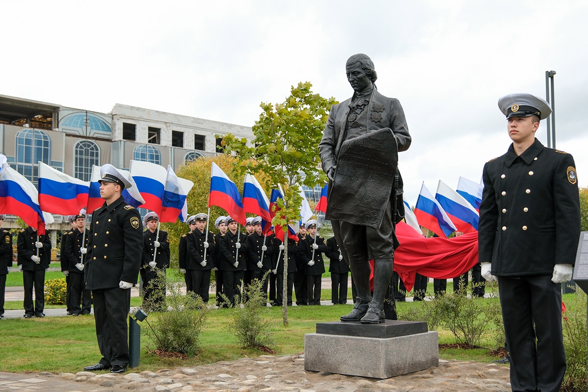 Памятник  губернатору Якову Сиверсу поставили в Великом Новгороде.