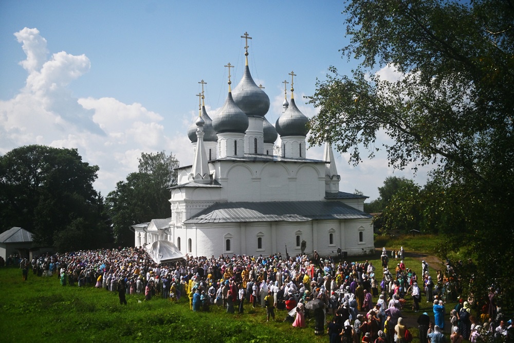 Храмы в малых городах привлекают больше паломников.