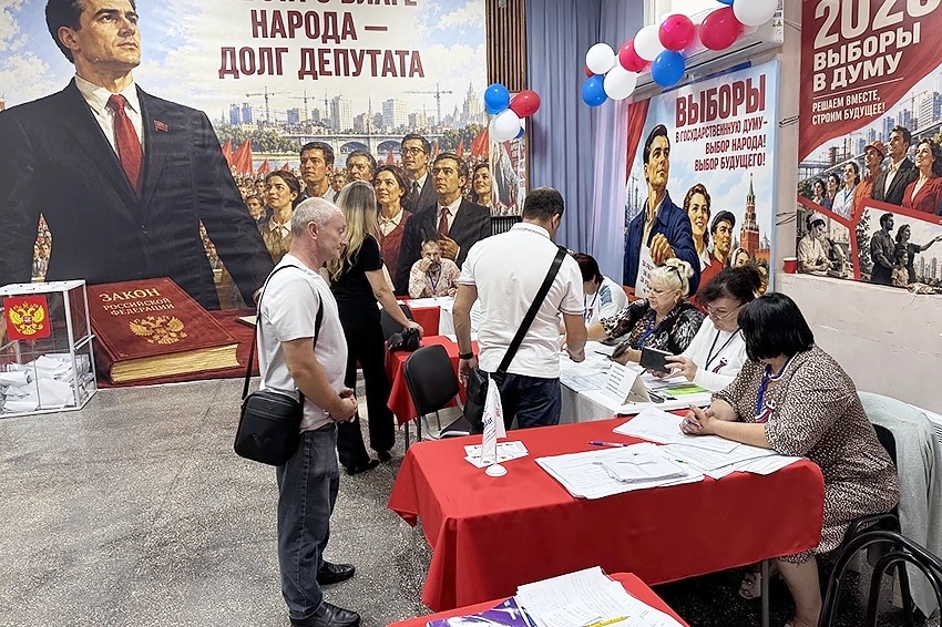 Выборы в Геническе проходили на фоне плакатов 1965 года.