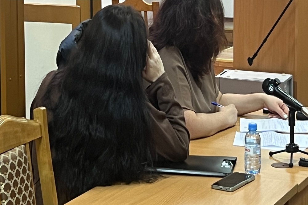 Суд огласил приговор 47-летней северодвинке - она обвинялась "в ненадлежащем исполнении обязанностей по воспитанию несовершеннолетних, соединенном с жестоким обращением, а также причинении физических и психических страданий путем систематического нанесения побоев и иными насильственными действиями".