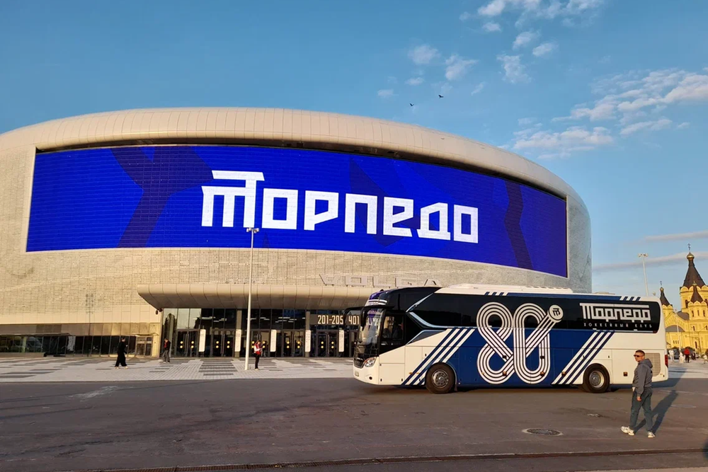 Команда "Торпедо" подъезжает на матч в новом ледовом дворце на Стрелке.