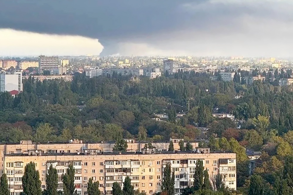 Небо над Одессой застилает черный дым. Небо над Одессой застилает черный дым.