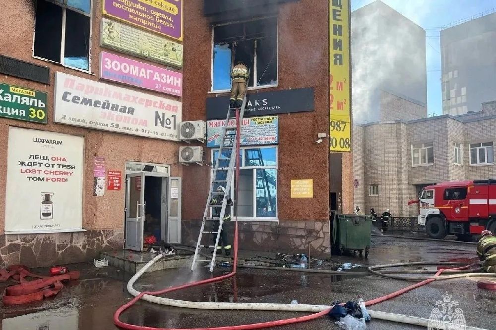 Из горящего здания эвакуировали 17 человек Из горящего здания эвакуировали 17 человек