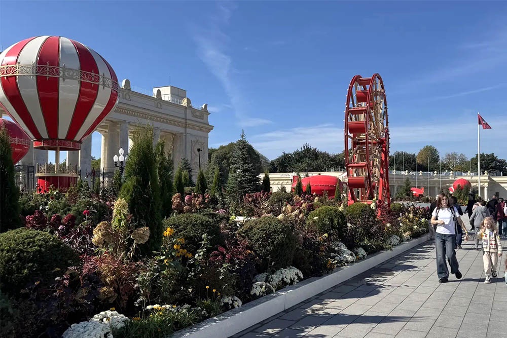 Перед входом в парк Горького появились прогулочные дорожки с местами для отдыха.