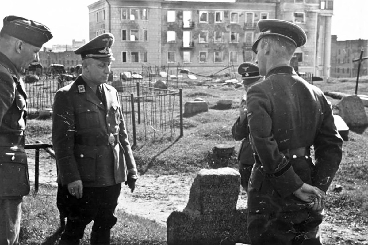 Гауляйтер Кубе (на фото второй слева) в Минске. Май 1943 года.