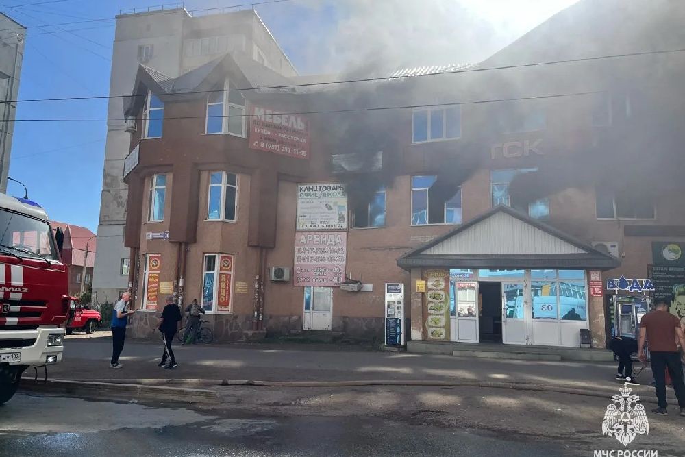 Здание все в дыму.