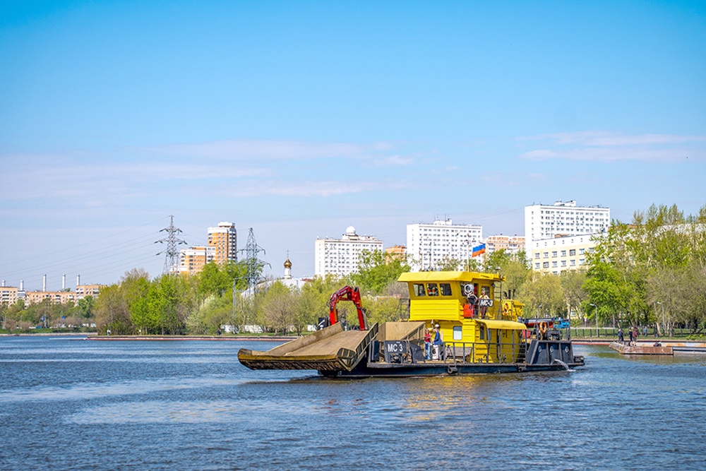 Коммунальные суда в ежедневном режиме убирают водную поверхность Москвы-реки и Яузы, а также собирают иловые отложения. Коммунальные суда в ежедневном режиме убирают водную поверхность Москвы-реки и Яузы, а также собирают иловые отложения.