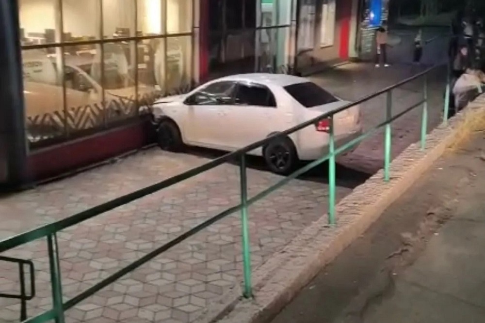 Витрина магазина остановила серию кульбитов автомобиля с нетрезвым водителем в Находке.