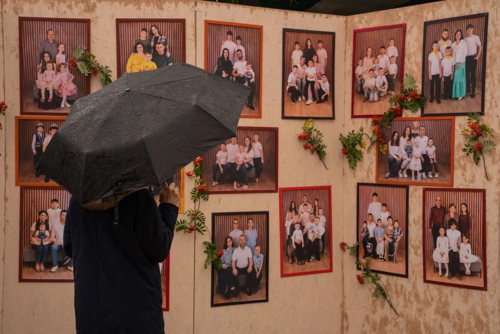 В Городском саду Томска открыли интерактивные площадки, устроили фотозоны и фотовыставку семейных фотографий
