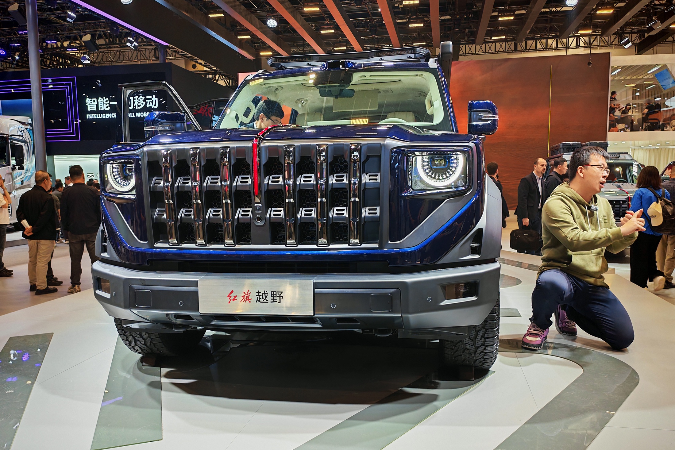 Модель получила от Hongqi получила рамную конструкцию и дизайн в стилистике "крепости". Модель получила от Hongqi получила рамную конструкцию и дизайн в стилистике "крепости".