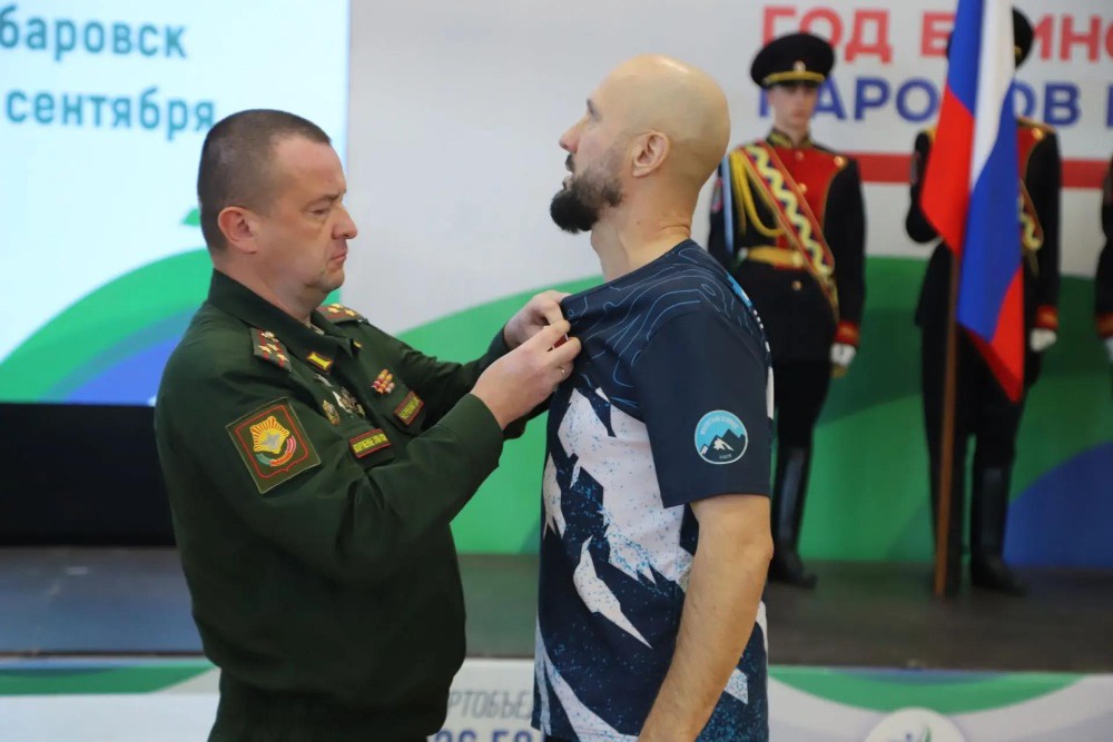 Врио заместителя командующего войсками Восточного военного округа по военно-политической работе полковник Дмитрий Черненко награждает Андрея Дурнева Врио заместителя командующего войсками Восточного военного округа по военно-политической работе полковник Дмитрий Черненко награждает Андрея Дурнева