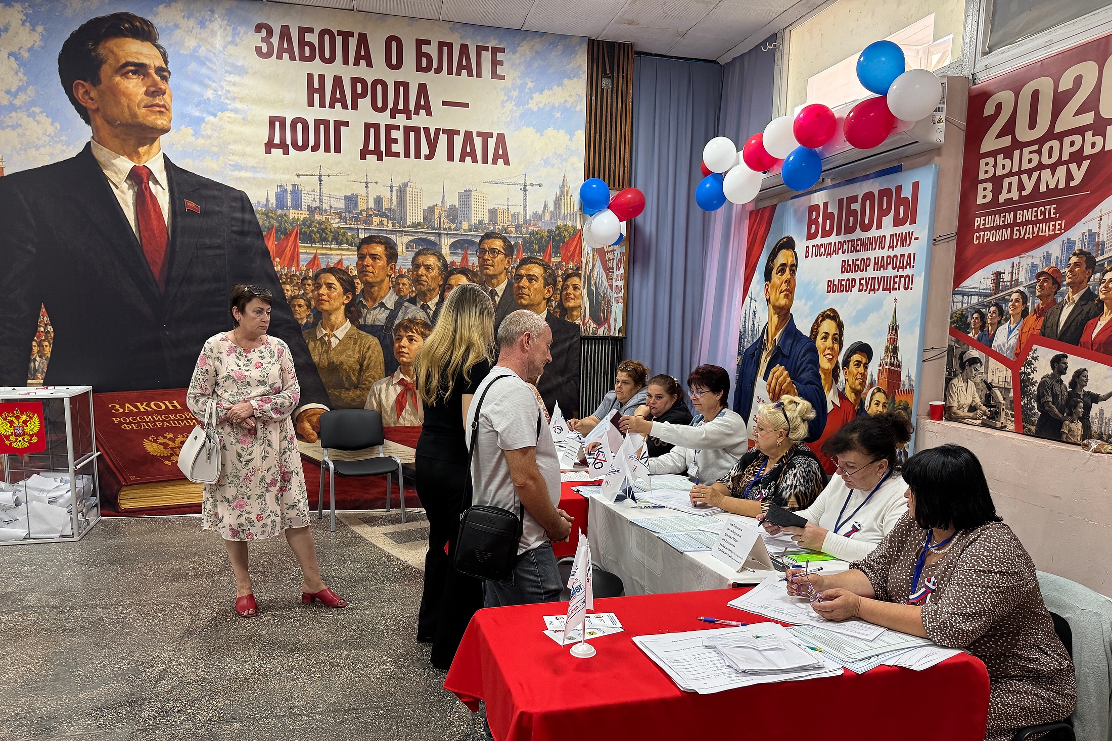Голосование на избирательном участке в Херсонской области. Сегодня он украшен огромными выборными плакатами 1965 года. "Советские лозунги актуальны и сегодня, - говорит председатель 82-й избирательной комиссии Геническа Татьяна Бусарова, - все просто, депутаты должны заботиться о благе народа, и тогда страна будет процветать". 
