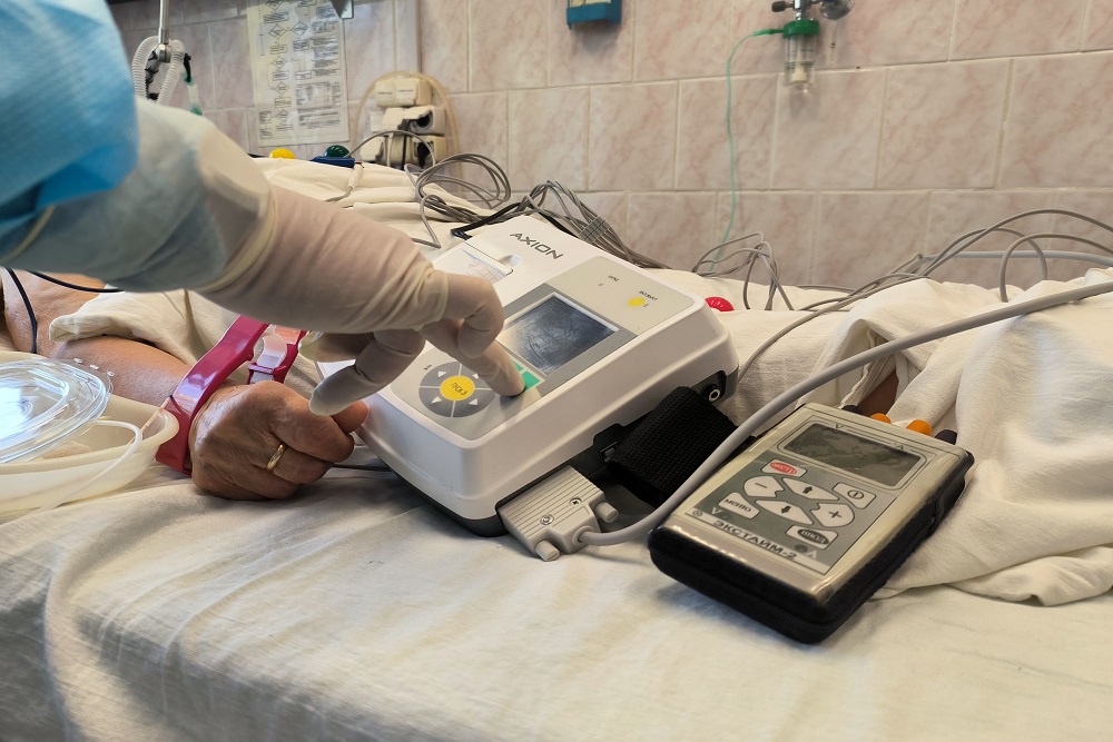 Пациентке установили временный электрокардиостимулятор. 