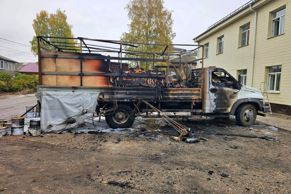 "Газель" с горючими материалами загорелась на юге региона в городе Вельске 