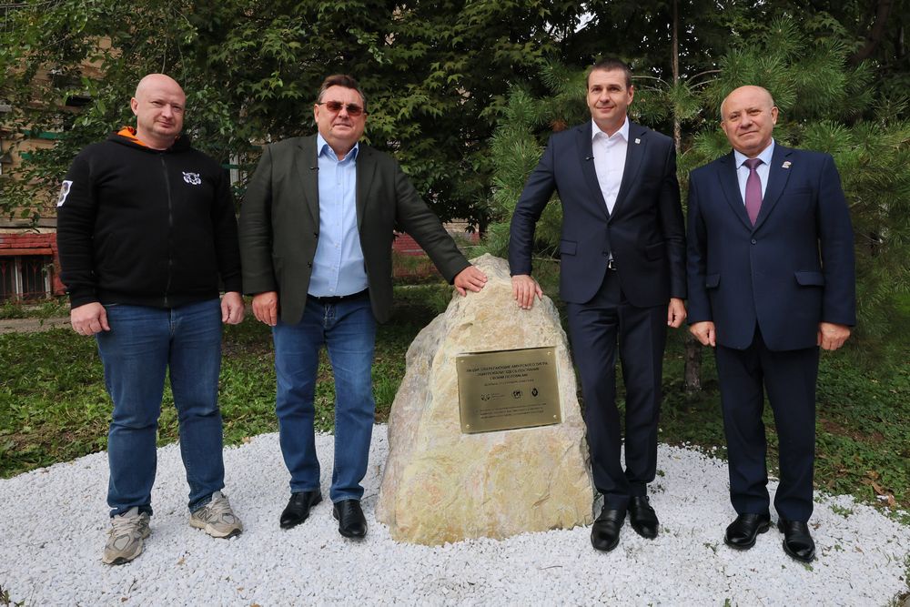 В церемонии приняли участие директор Центра "Амурский тигр" Сергей Арамилев, министр юстиции РФ Константин Чуйченко, губернатор Хабаровского края Дмитрий Демешин и мэр Хабаровска Сергей Кравчук. В церемонии приняли участие директор Центра "Амурский тигр" Сергей Арамилев, министр юстиции РФ Константин Чуйченко, губернатор Хабаровского края Дмитрий Демешин и мэр Хабаровска Сергей Кравчук.