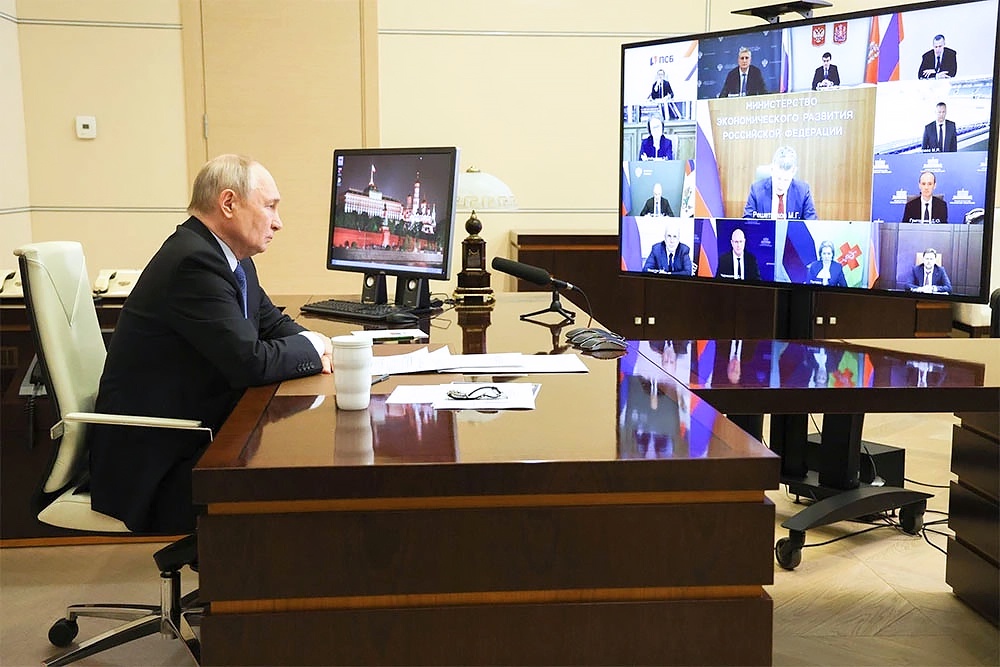 В начале совещания Владимир Путин поблагодарил россиян за активное участие в выборах.
