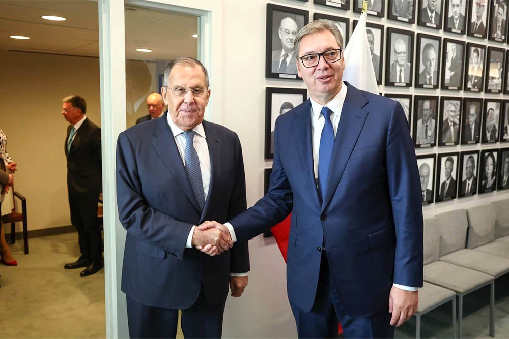 Сергей Лавров приветствовал входившего в переговорную президента Сербии на русском языке. Александра Вучича это ничуть не смутило. Сергей Лавров приветствовал входившего в переговорную президента Сербии на русском языке. Александра Вучича это ничуть не смутило.