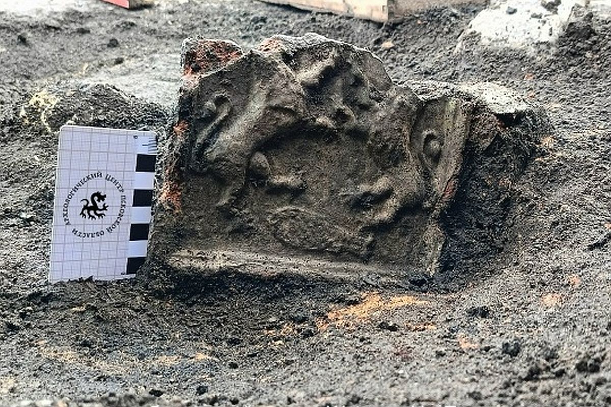 Псковские купцы в XVI веке любили украшать свои печи на западный манер.