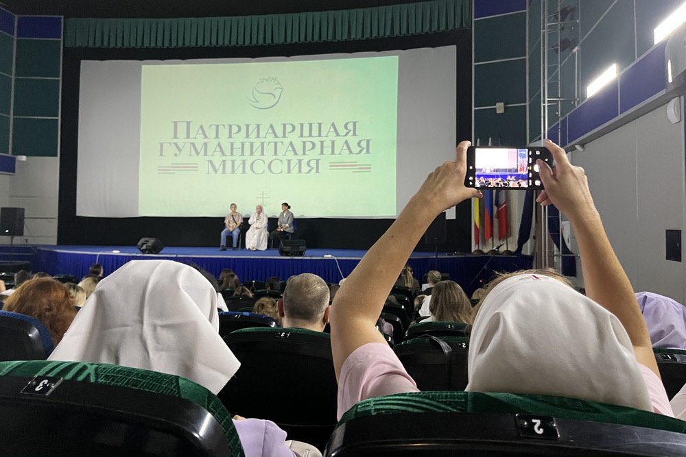 Одна из главных героинь фильма рассказала о себе ростовским сестрам милосердия. Одна из главных героинь фильма рассказала о себе ростовским сестрам милосердия.