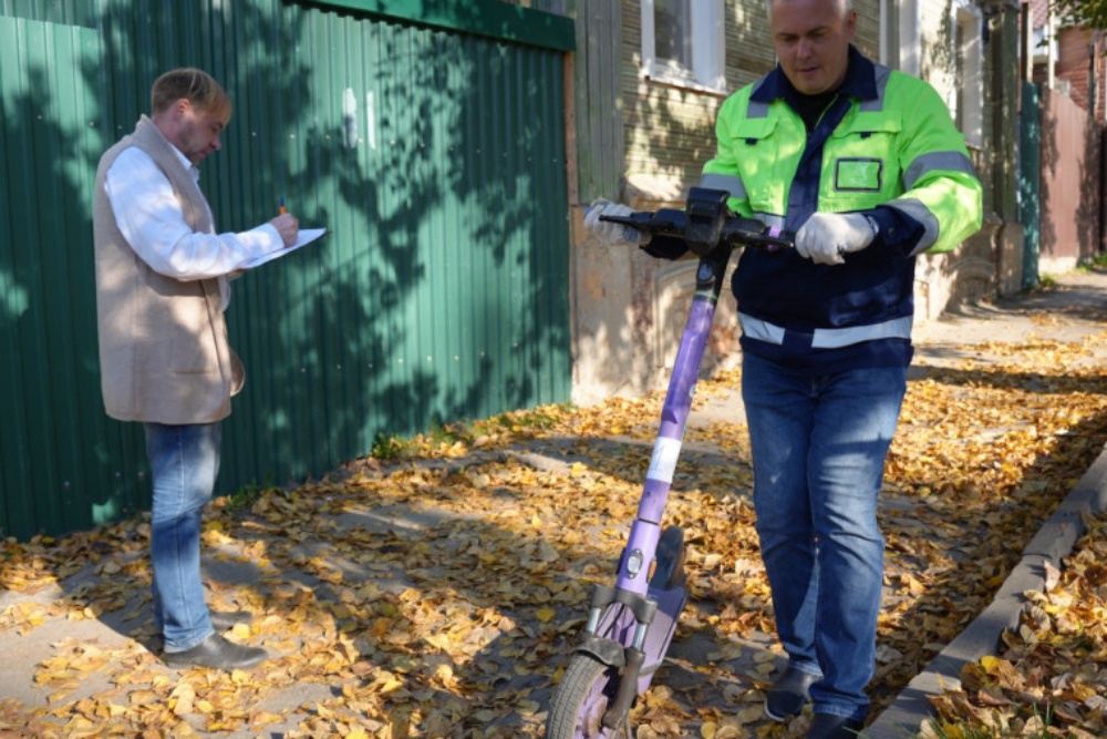 Городские службы начали массово убирать с улиц средства индивидуальной мобильности (СИМ), оставленные в неположенных местах. 