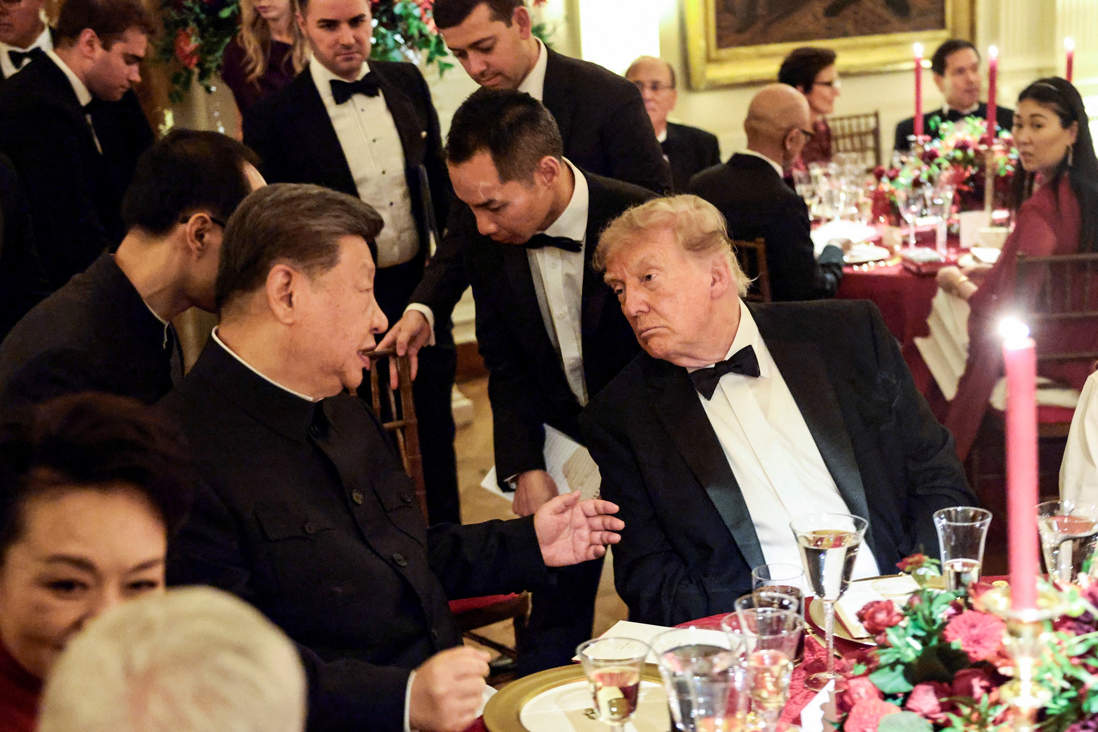 Председатель КНР Си Цзиньпин и президент США Дональд Трамп во время государственного ужина в Белом доме в Вашингтоне.