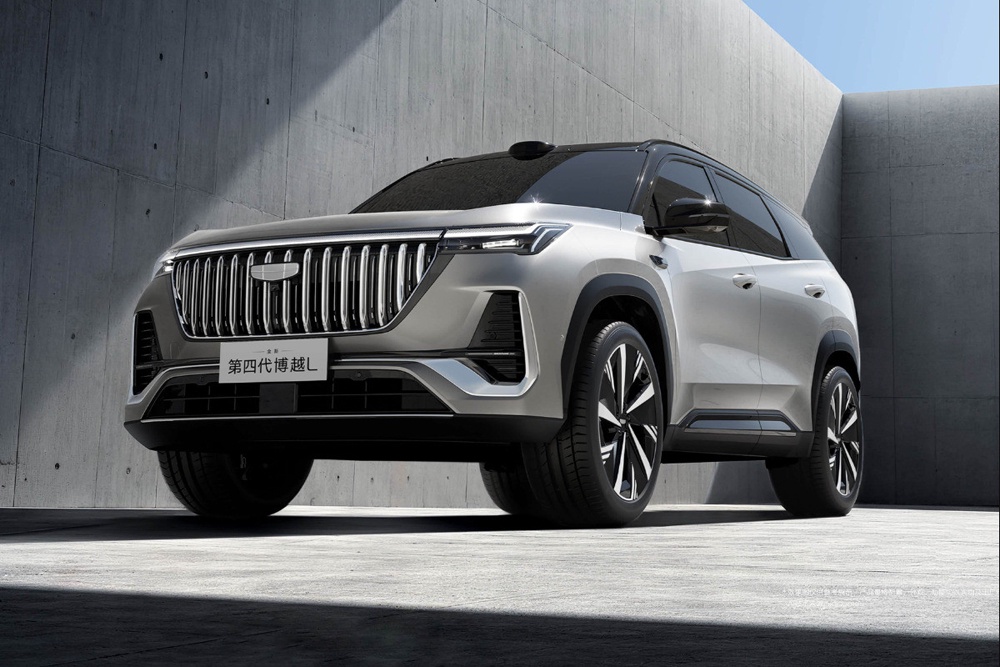 Обновленный кроссовер Geely Atlas вышел на рынок.