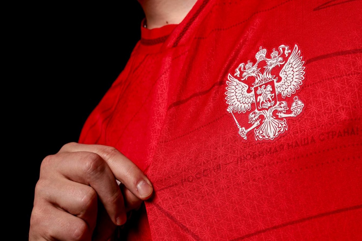 Новая форма сборной России по футболу со строками из национального гимна.