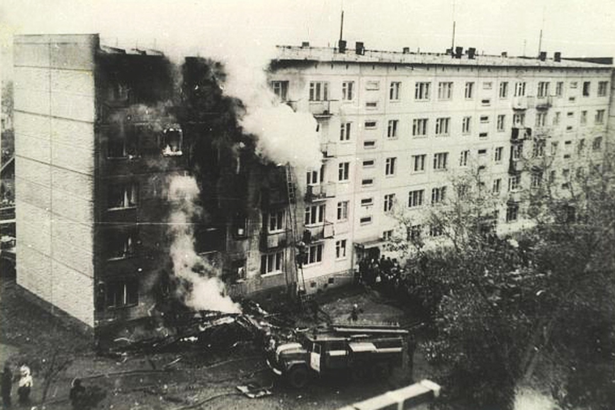 Разрушенные авиатараном подъезды дома восстановили за одну зиму. 1976