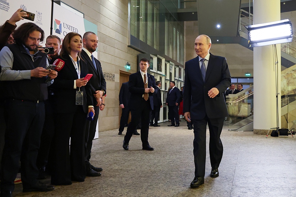 Владимир Путин ответил на вопросы журналистов во время рабочей поездки в Петербург.