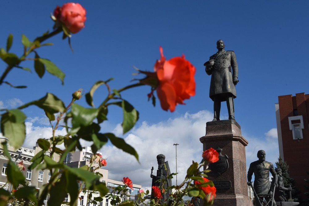 Памятник реформатору Петру Столыпину стоит рядом с Саратовской областной Думой. И хорошо виден из ее окон. Недавно депутаты приняли закон, который снизит расходы бюджета.