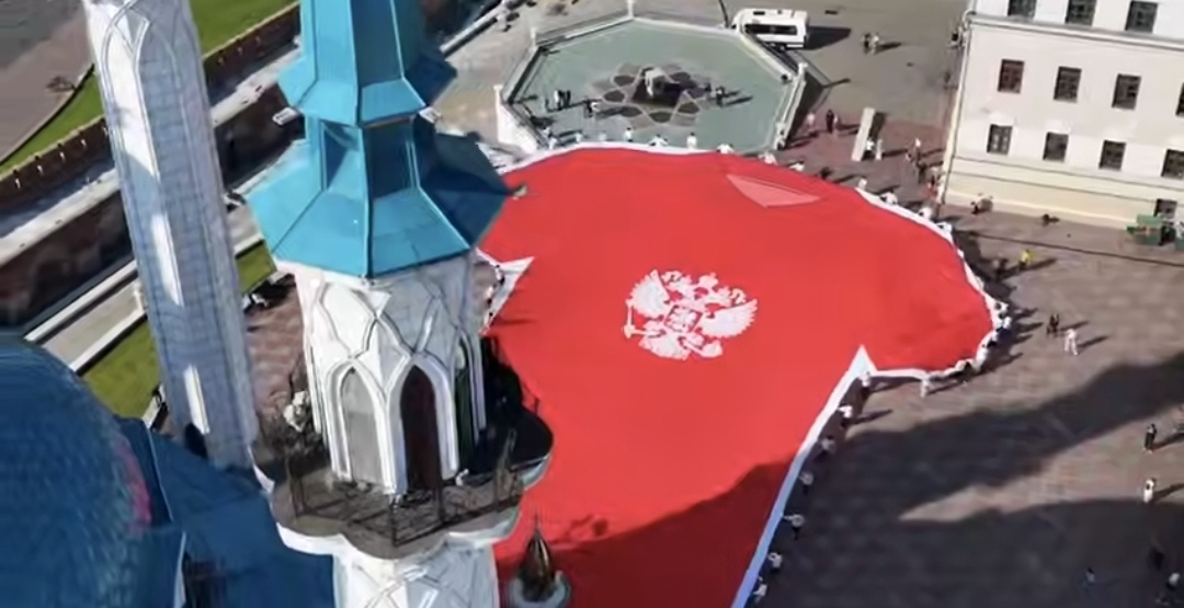 Стало известно, зачем в Казанском кремле развернули огромную футболку с орлом - Родина