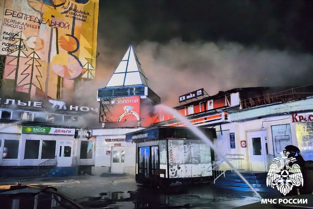 Площадь пожара в ТЦ "Белые ночи" составила 430 квадратных метров.